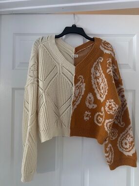 POL Two-Tone V-Neck Sweater in Cream and Rust
